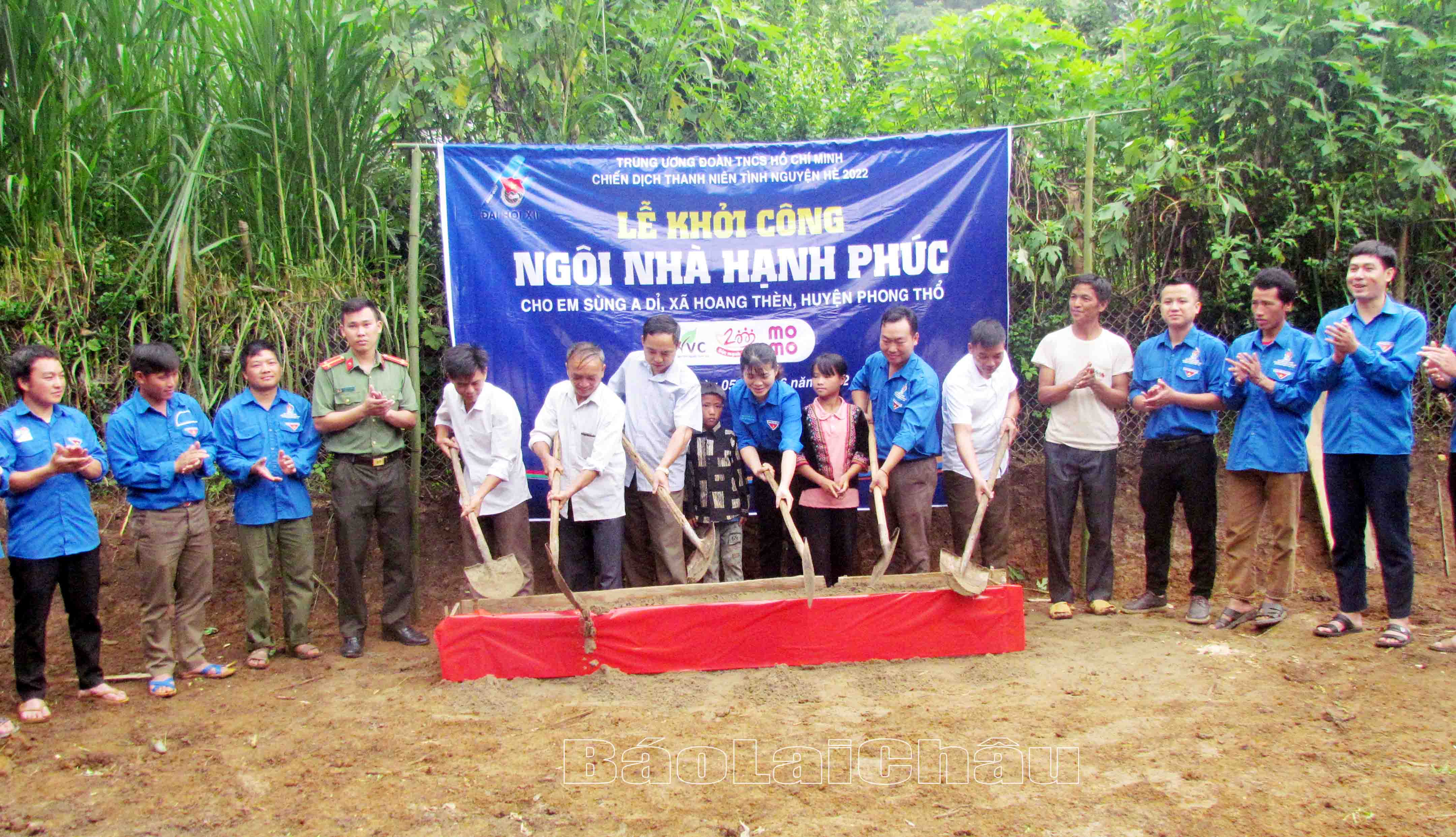 Đại diện Huyện đoàn Phong Thổ, xã Hoang Thèn, bản Xin Chải và người thân 2 em Dỉ, O khởi công xây dựng ngôi nhà.